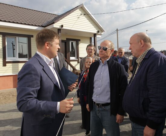 Vladimir Putin visits Verkhnyaya Vereya settlement