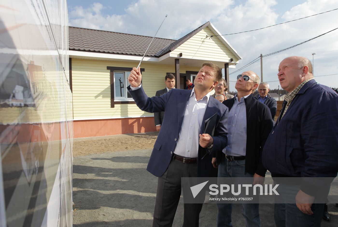 Vladimir Putin visits Verkhnyaya Vereya settlement