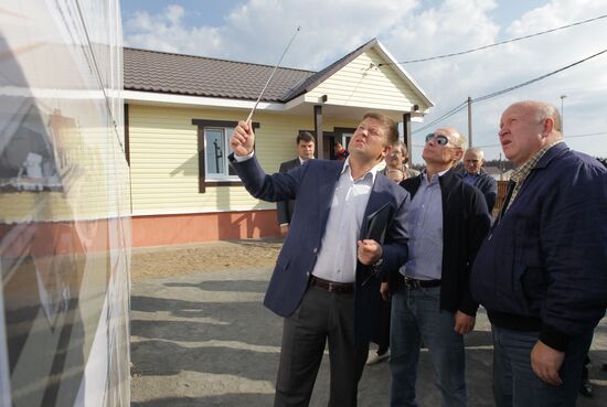 Vladimir Putin visits Verkhnyaya Vereya settlement