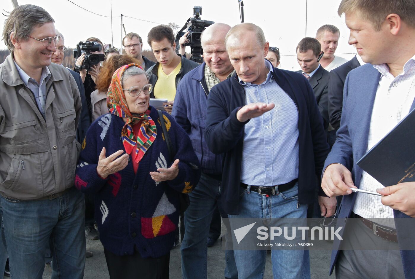 Vladimir Putin visits Verkhnyaya Vereya settlement