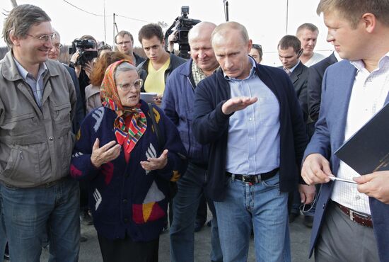 Vladimir Putin visits Verkhnyaya Vereya settlement