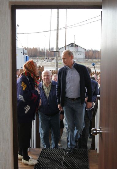 Vladimir Putin visits Verkhnyaya Vereya settlement