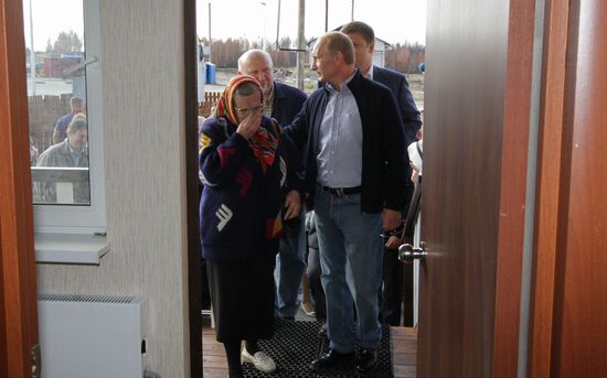 Vladimir Putin visits Verkhnyaya Vereya settlement