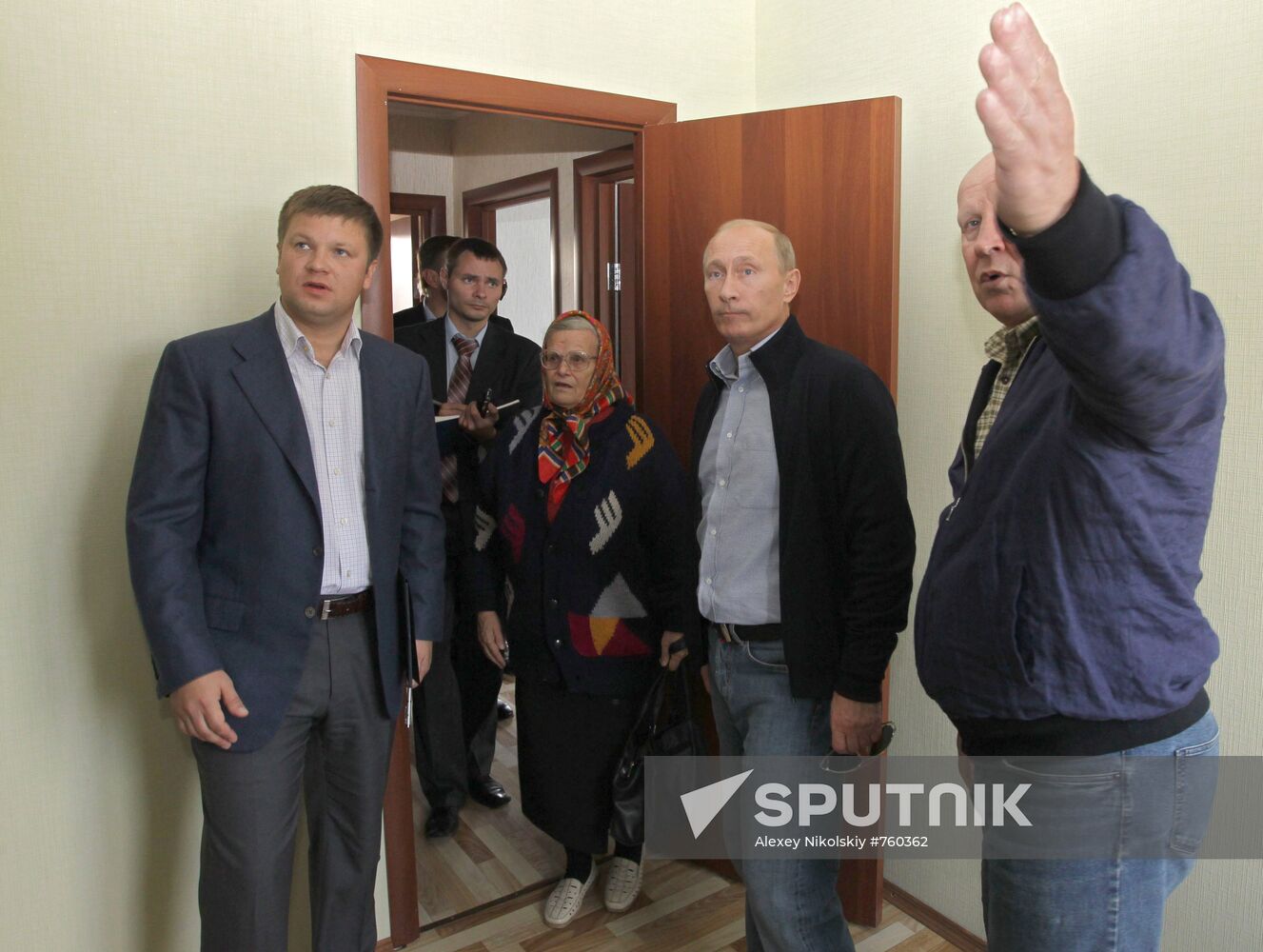 Vladimir Putin visits Verkhnyaya Vereya settlement