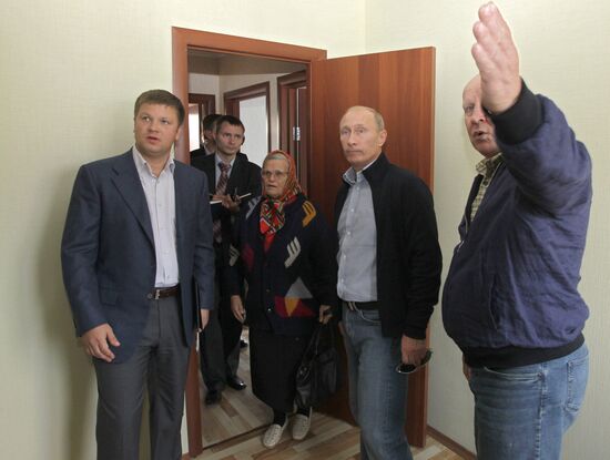 Vladimir Putin visits Verkhnyaya Vereya settlement