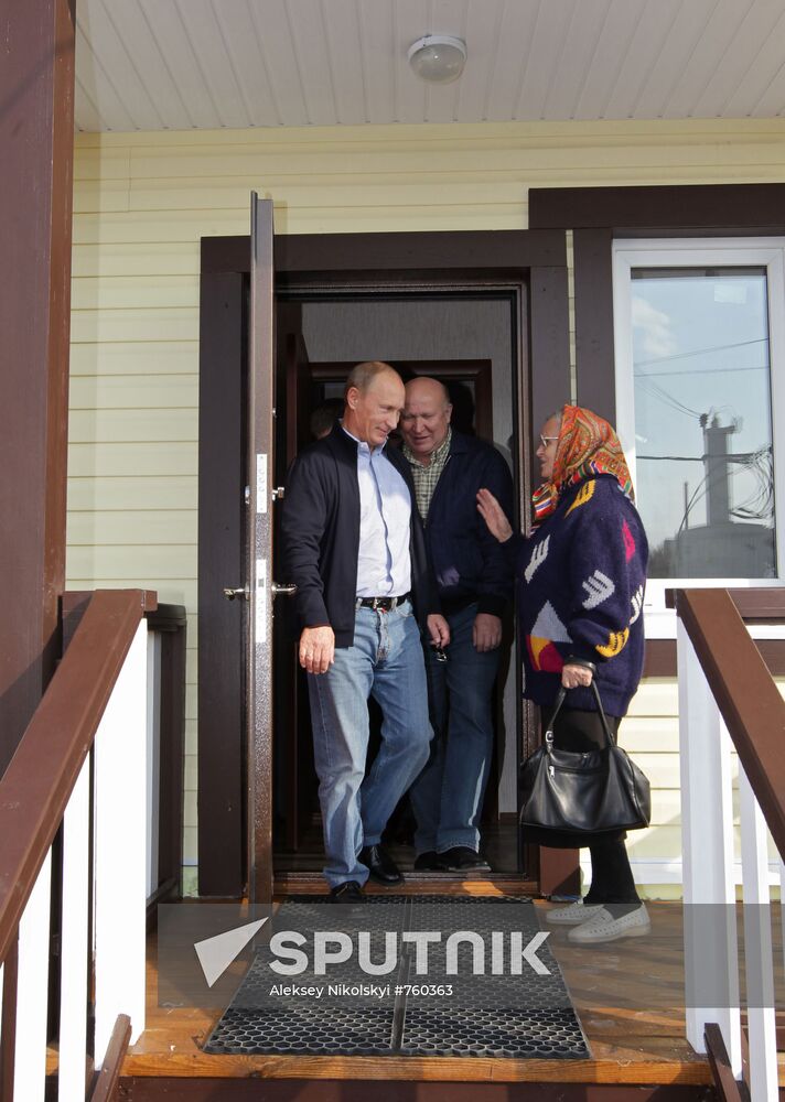 Vladimir Putin visits Verkhnyaya Vereya settlement