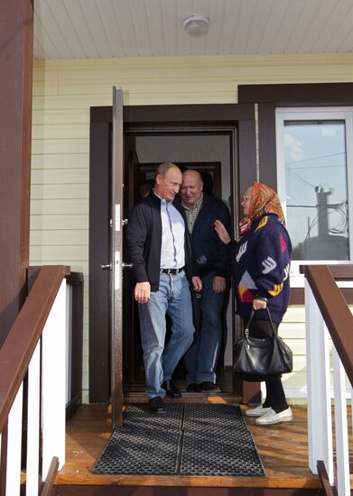 Vladimir Putin visits Verkhnyaya Vereya settlement