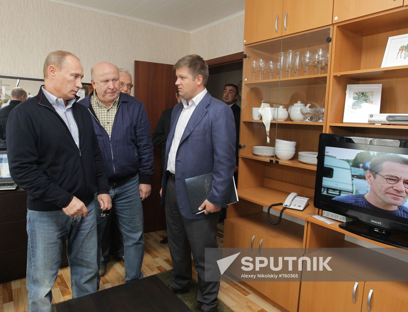 Vladimir Putin visits Verkhnyaya Vereya settlement