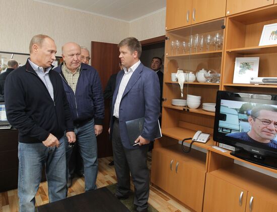 Vladimir Putin visits Verkhnyaya Vereya settlement
