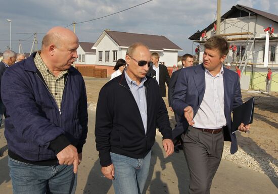 Vladimir Putin visits Verkhnyaya Vereya settlement
