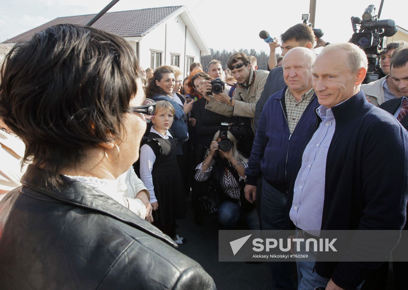 Vladimir Putin visits Verkhnyaya Vereya settlement