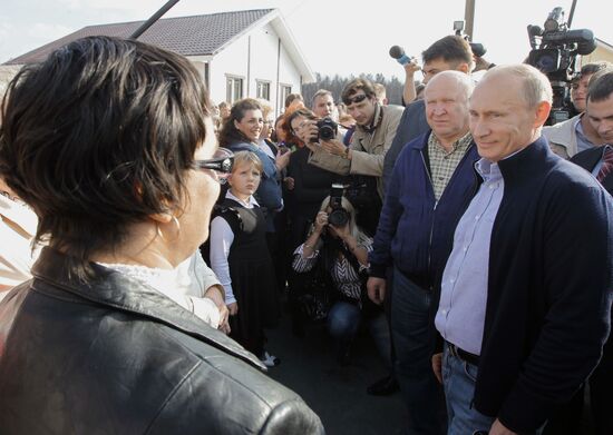 Vladimir Putin visits Verkhnyaya Vereya settlement