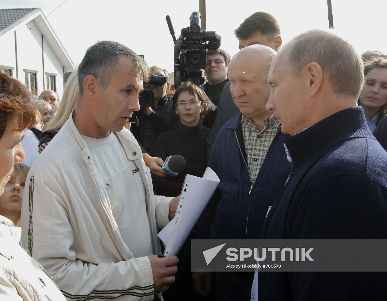 Vladimir Putin visits Verkhnyaya Vereya settlement