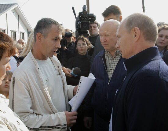 Vladimir Putin visits Verkhnyaya Vereya settlement