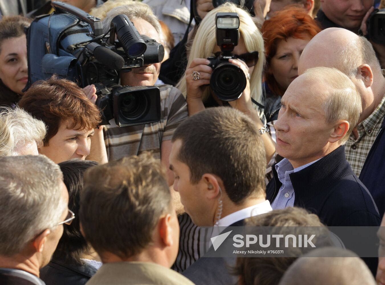 Vladimir Putin visits Verkhnyaya Vereya settlement
