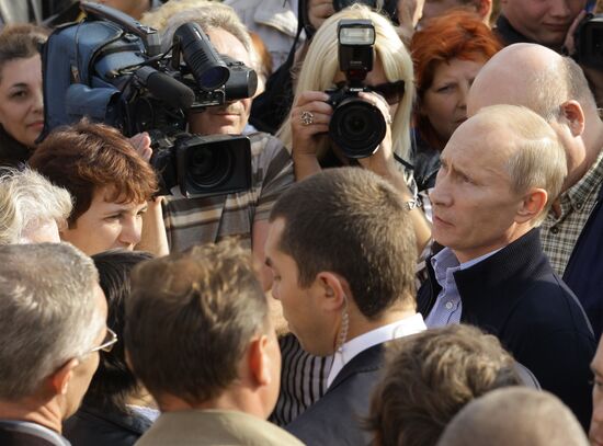 Vladimir Putin visits Verkhnyaya Vereya settlement