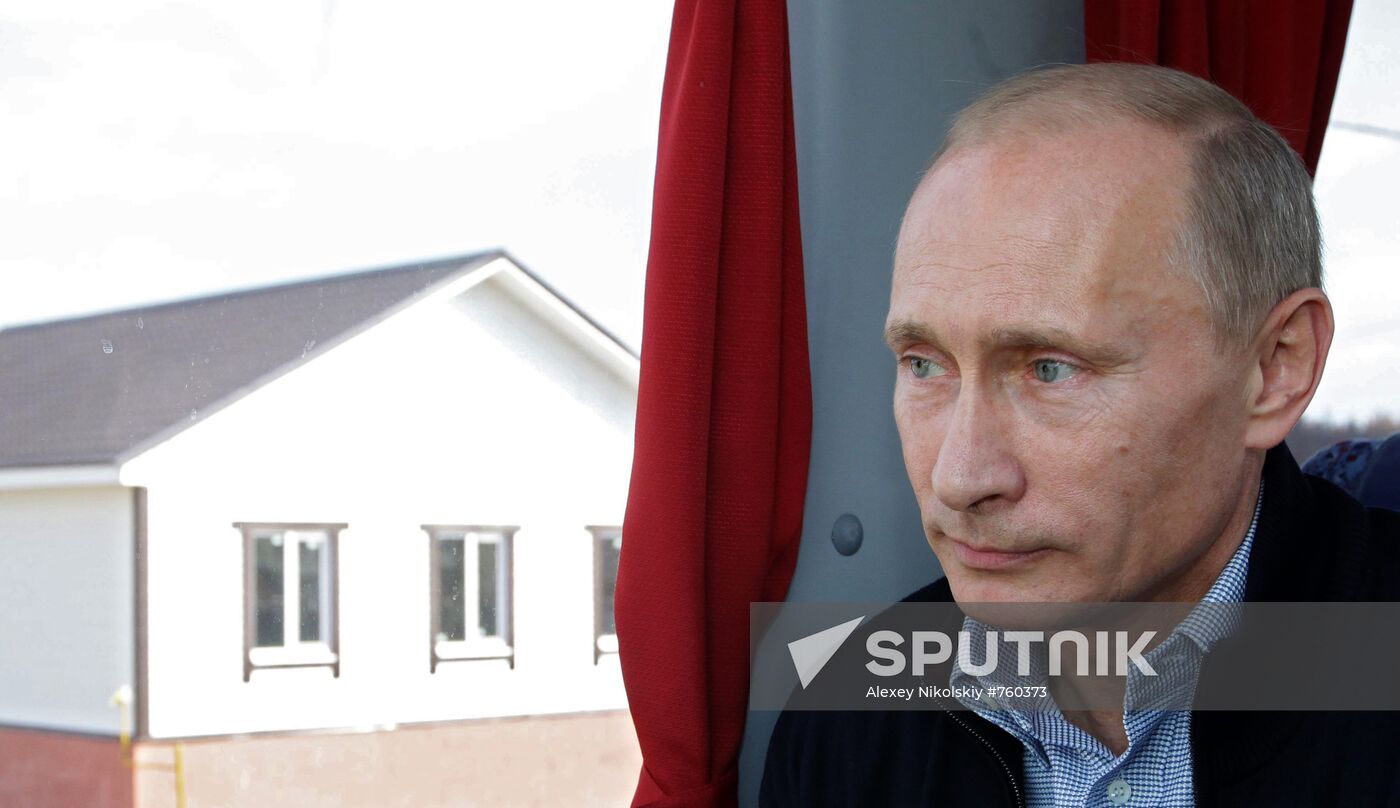 Vladimir Putin visits Verkhnyaya Vereya settlement