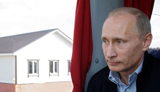 Vladimir Putin visits Verkhnyaya Vereya settlement