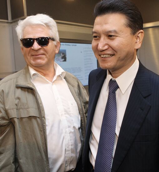 Russian chess grandmasters Boris Spassky, right, and Anatoly