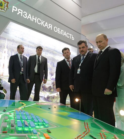 Vladimir Putin attends 9th International Investment Forum