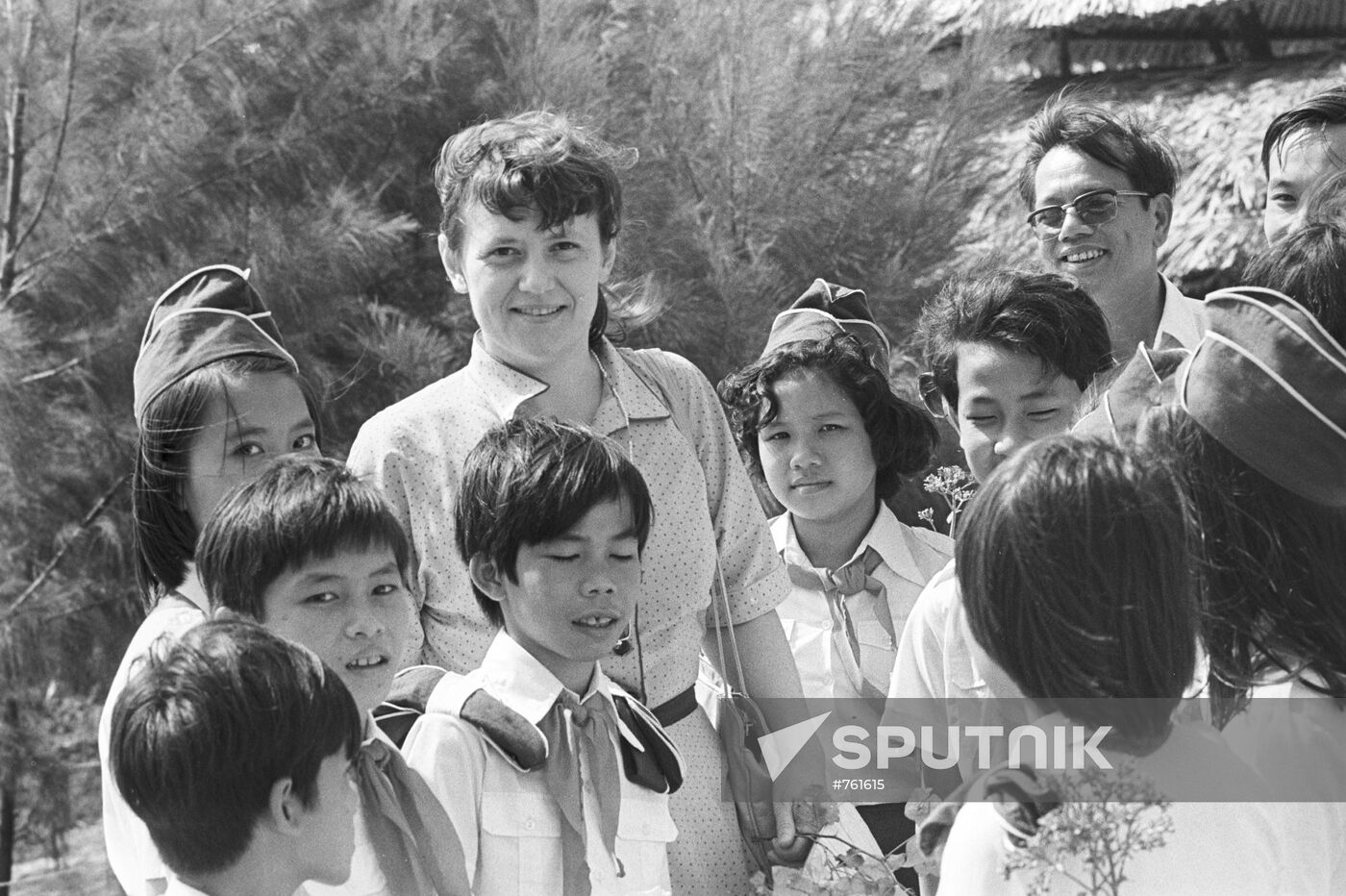 Cosmonaut Svetlana Savitskaya and Vietnamese Young Pioneers
