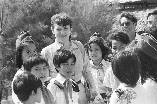 Cosmonaut Svetlana Savitskaya and Vietnamese Young Pioneers