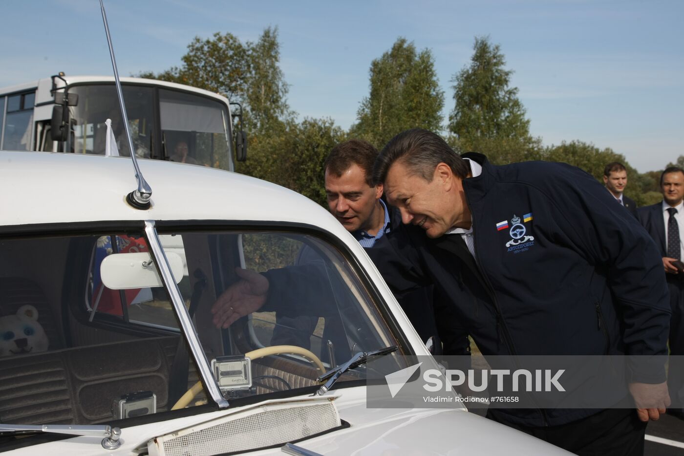 Dmitry Medvedev, Viktor Yanukovich take part in auto rally