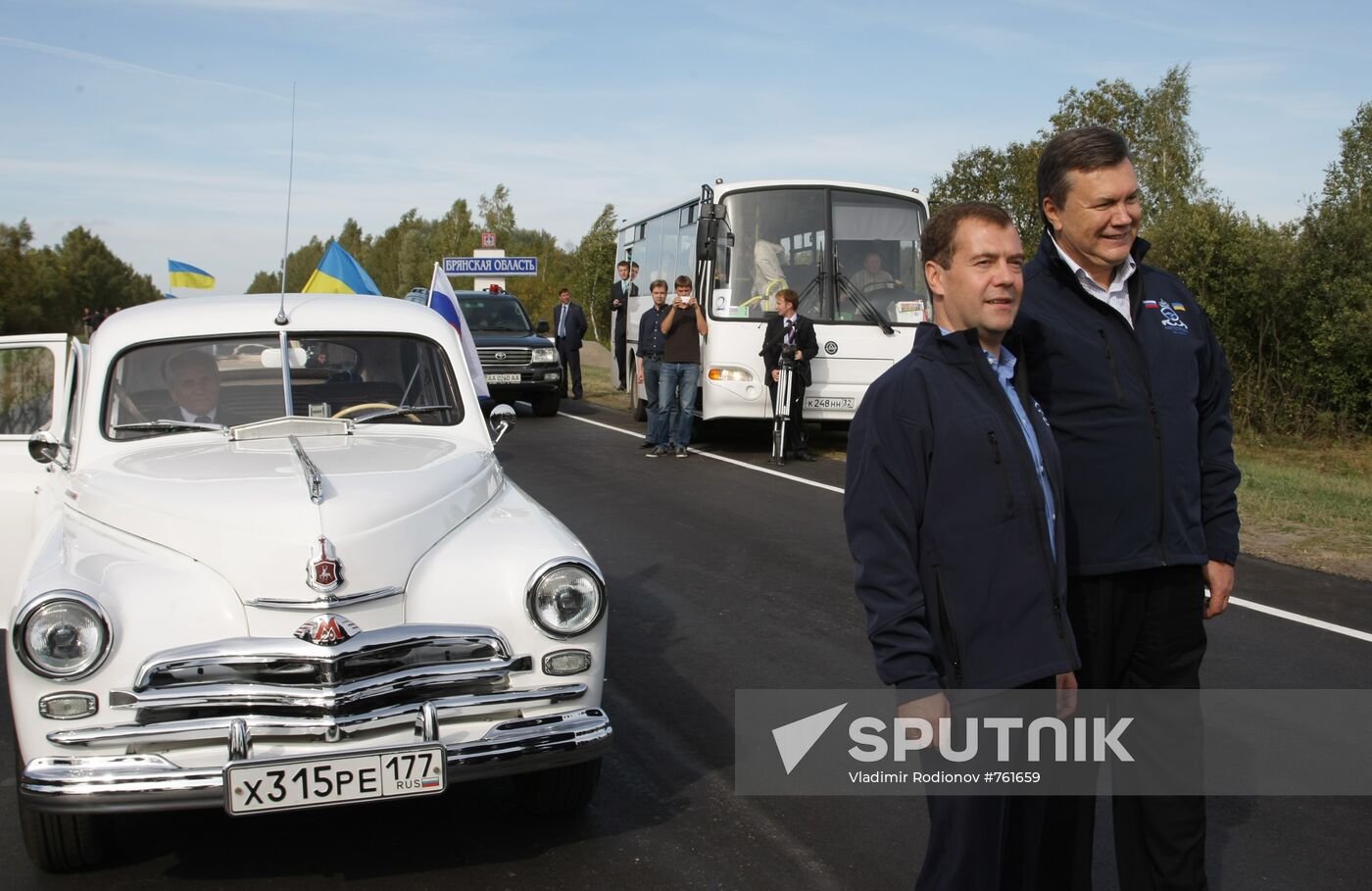Dmitry Medvedev, Viktor Yanukovich take part in motor race