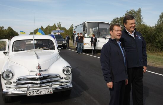 Dmitry Medvedev, Viktor Yanukovich take part in motor race