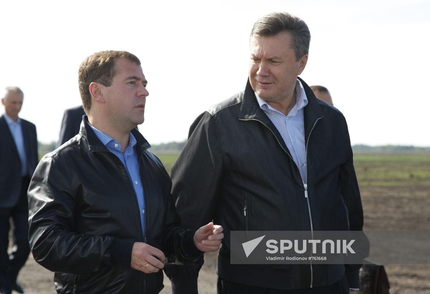 Dmitry Medvedev and Viktor Yanukovich take part in motor race