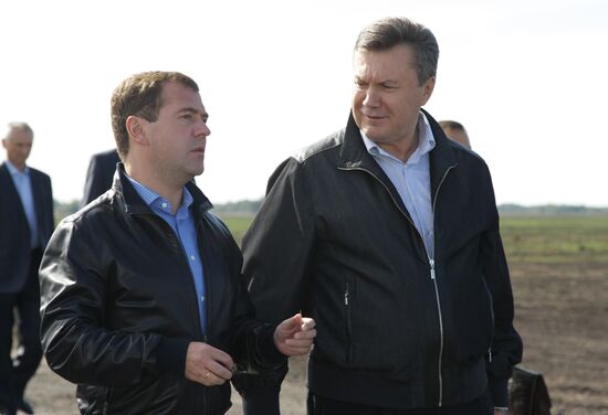 Dmitry Medvedev and Viktor Yanukovich take part in motor race