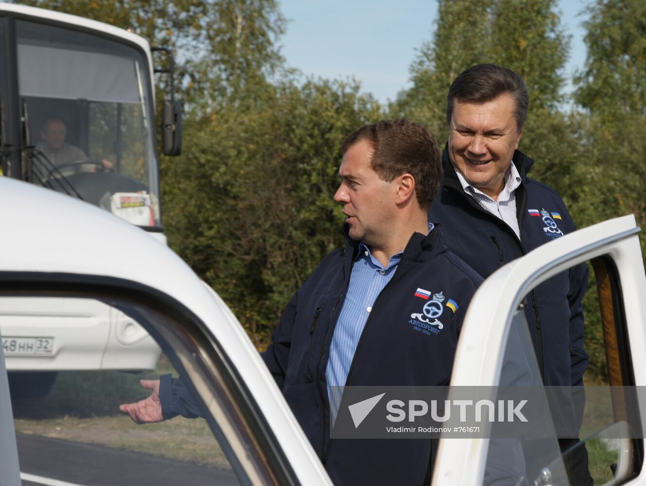 Dmitry Medvedev, Viktor Yanukovich take part in auto rally