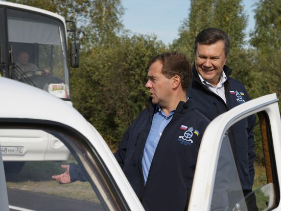 Dmitry Medvedev, Viktor Yanukovich take part in auto rally