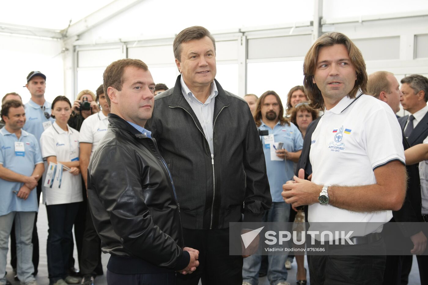 Dmitry Medvedev, Viktor Yanukovich take part in auto rally