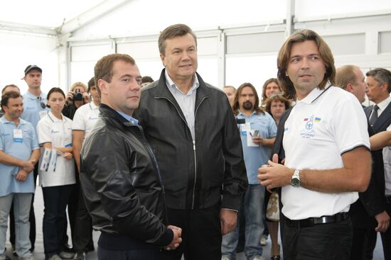 Dmitry Medvedev, Viktor Yanukovich take part in auto rally