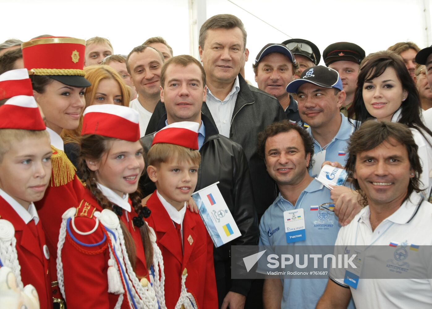 Dmitry Medvedev, Viktor Yanukovich take part in auto rally