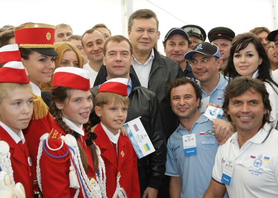 Dmitry Medvedev, Viktor Yanukovich take part in auto rally