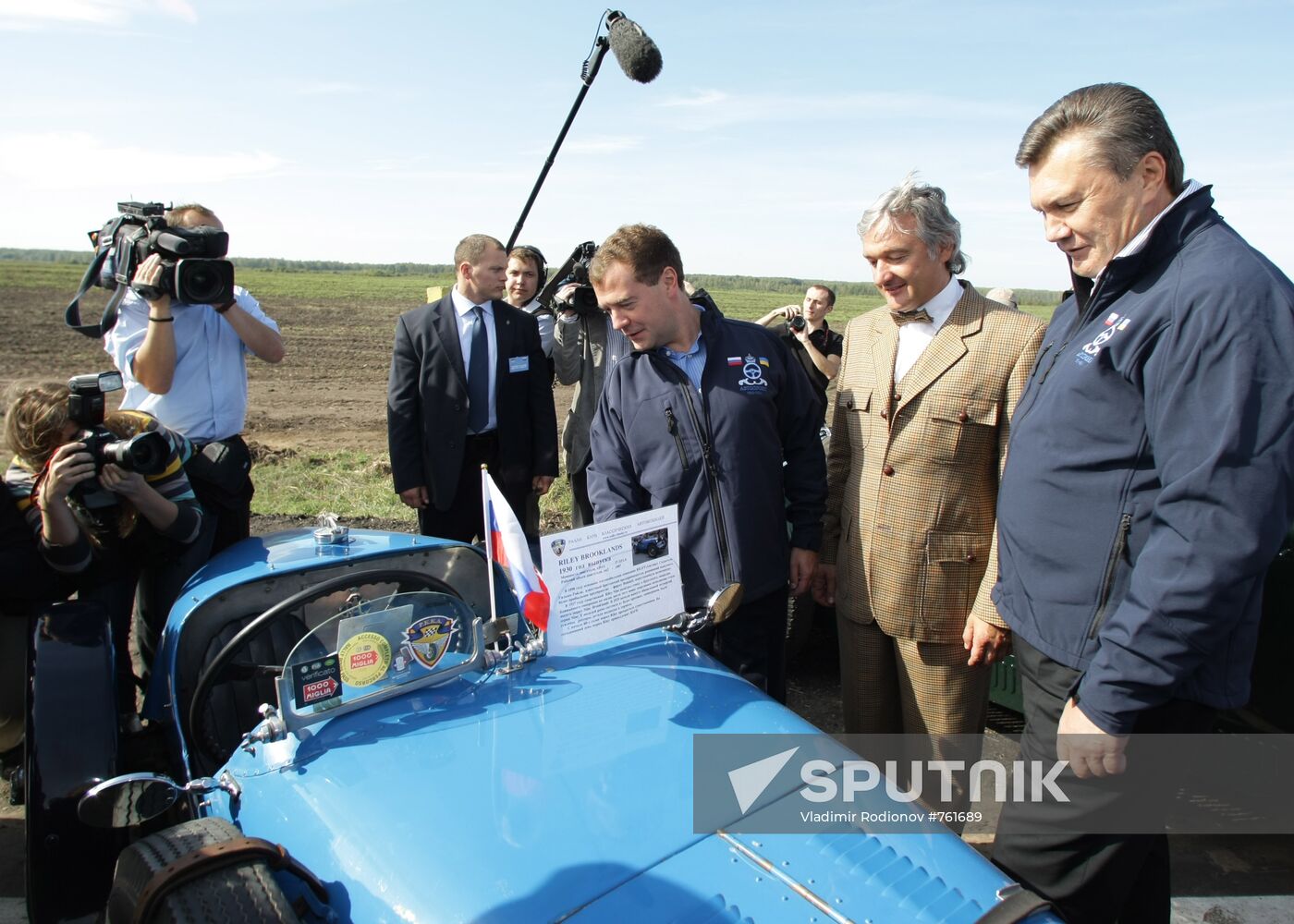 Dmitry Medvedev, Viktor Yanukovich take part in auto rally