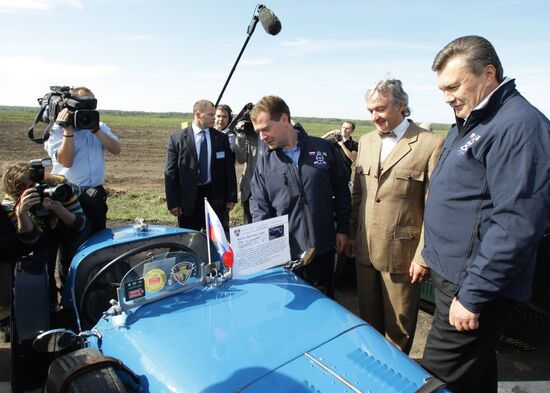 Dmitry Medvedev, Viktor Yanukovich take part in auto rally