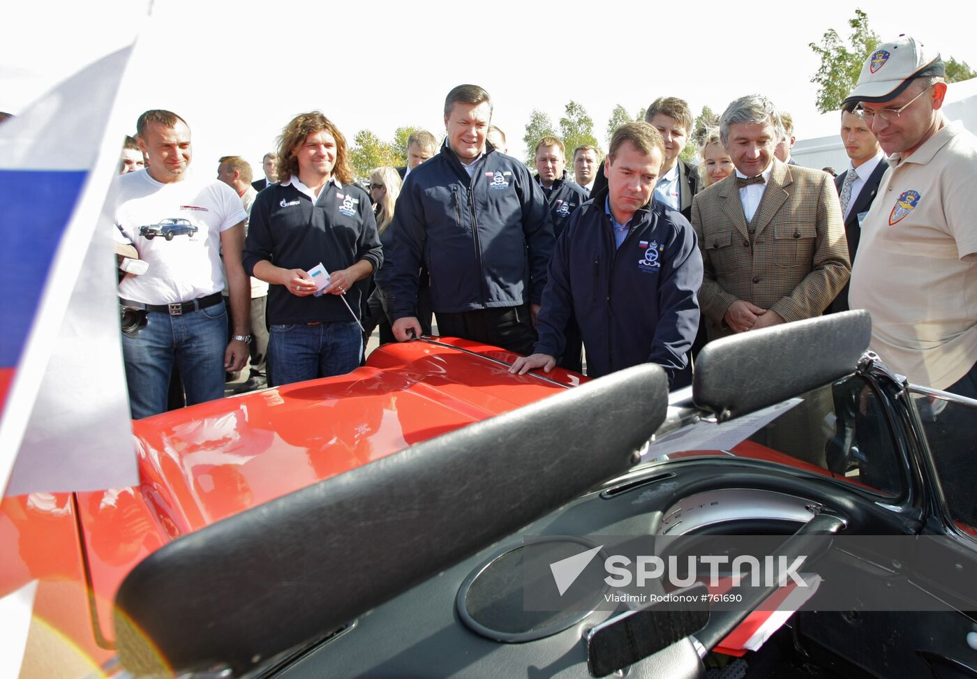 Dmitry Medvedev, Viktor Yanukovich take part in auto rally