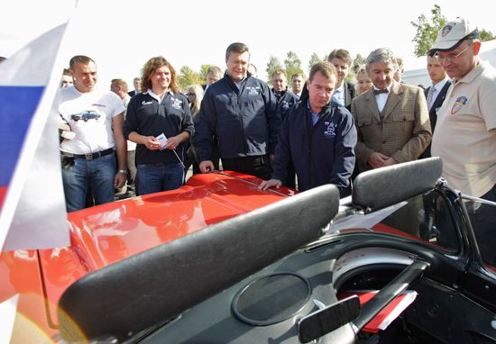 Dmitry Medvedev, Viktor Yanukovich take part in auto rally