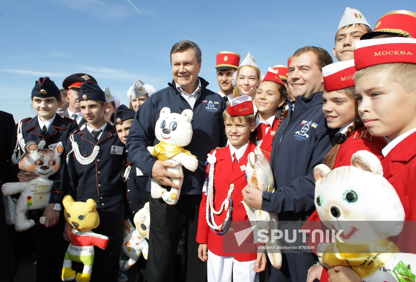 Dmitry Medvedev, Viktor Yanukovich take part in auto rally