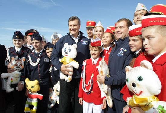 Dmitry Medvedev, Viktor Yanukovich take part in auto rally