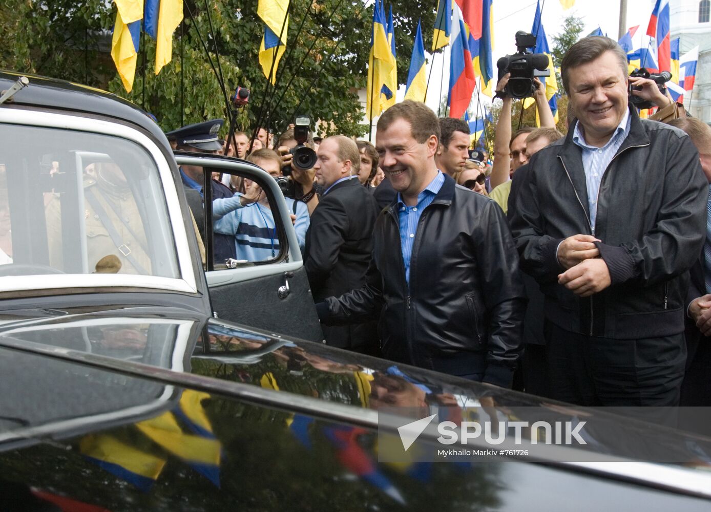 Dmitry Medvedev and Viktor Yanukovich arrive in Glukhov