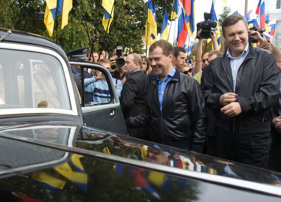Dmitry Medvedev and Viktor Yanukovich arrive in Glukhov