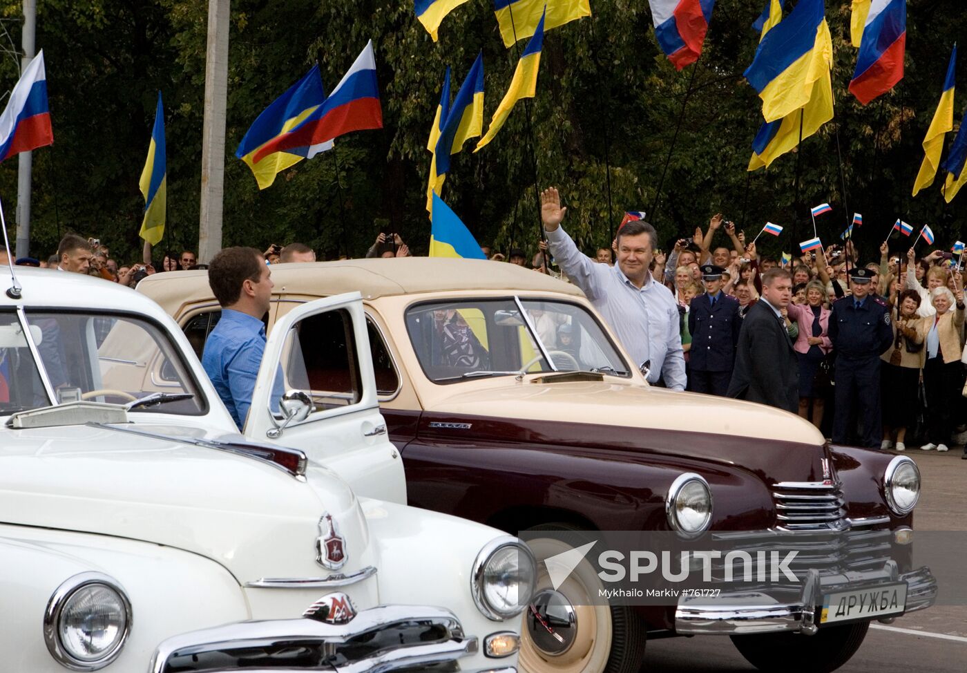 Dmitry Medvedev and Viktor Yanukovich arrive in Glukhov