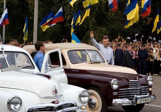 Dmitry Medvedev and Viktor Yanukovich arrive in Glukhov