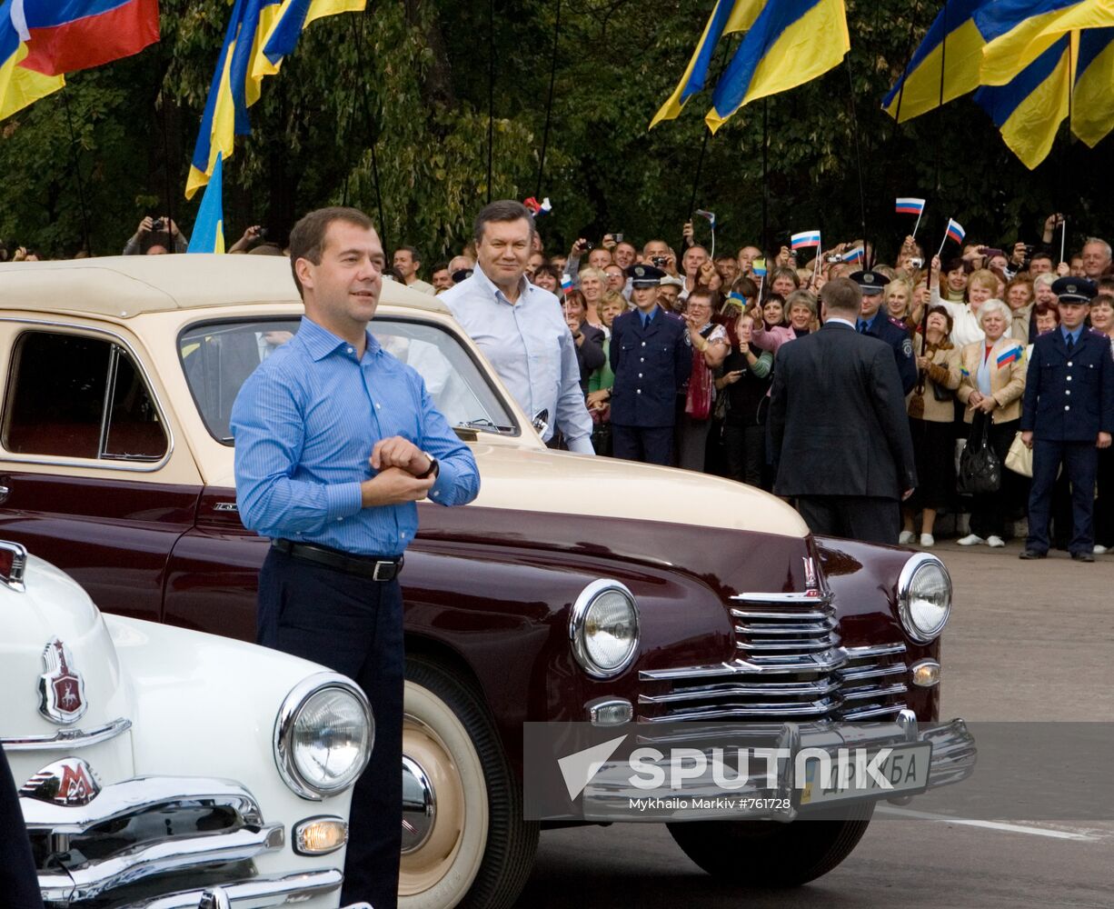 Dmitry Medvedev and Viktor Yanukovich arrive in Glukhov