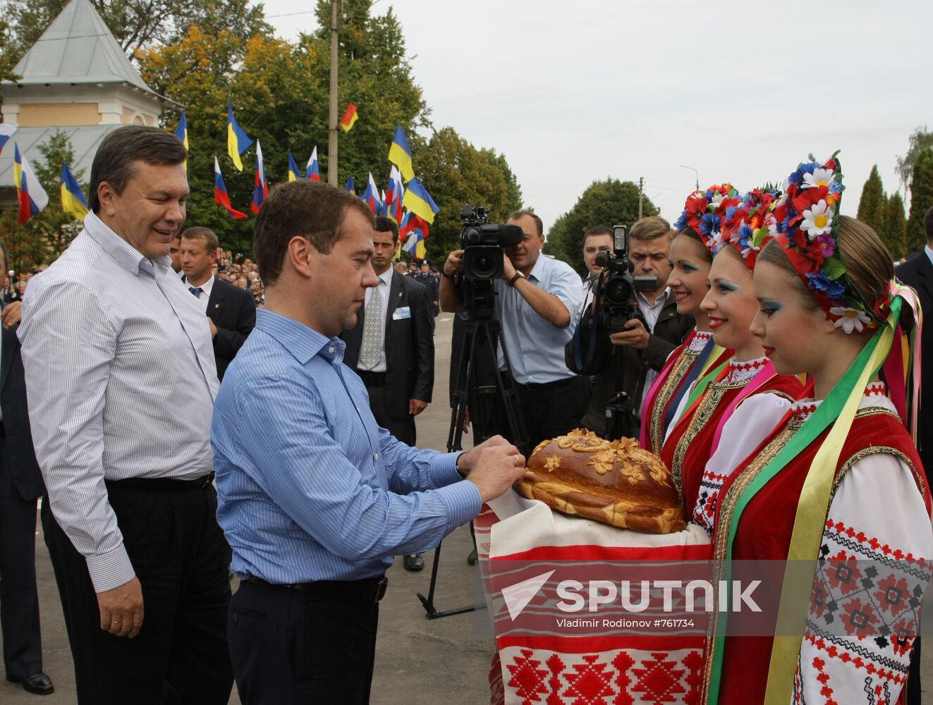 Dmitry Medvedev, Viktor Yanukovich arrive in Glukhov