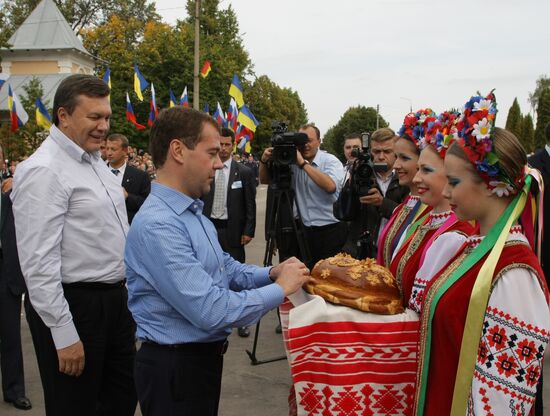 Dmitry Medvedev, Viktor Yanukovich arrive in Glukhov